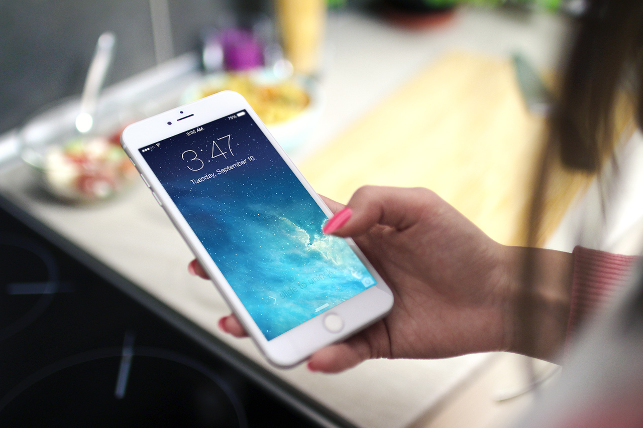 woman holding iphone 6